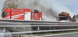 Tarquinia - Tir in fiamme sulla A12