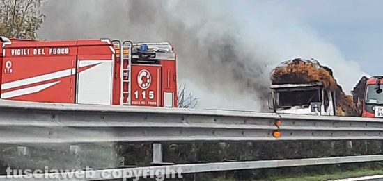 Tarquinia - Tir in fiamme sulla A12