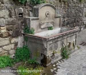 Viterbo - La fontana di fronte al cimitero nel degrado