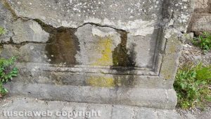 Viterbo - La fontana di fronte al cimitero nel degrado