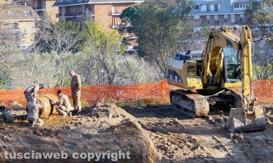 Viterbo - La bomba in via Alcide De Gasperi - Gli artificieri al lavoro