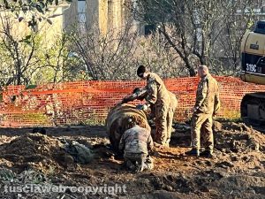 Viterbo - La bomba in via Alcide De Gasperi - Gli artificieri al lavoro