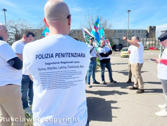 Viterbo -presidio dei sindacati della penitenziaria all’ingresso del carcere Nicandro Izzo