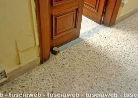 Viterbo - Sampietrino contro finestra della Provincia