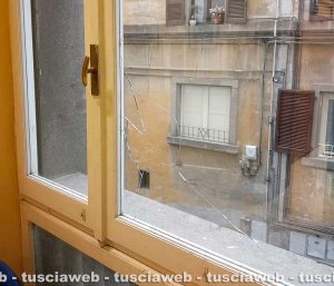 Viterbo - Sampietrino contro finestra della Provincia