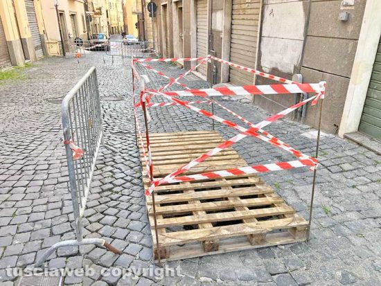 Viterbo - La buca alle spalle delle transenne di via della Bontà