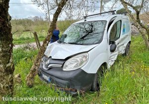 Capranica - Furgoncino fuori strada dopo l'incidente