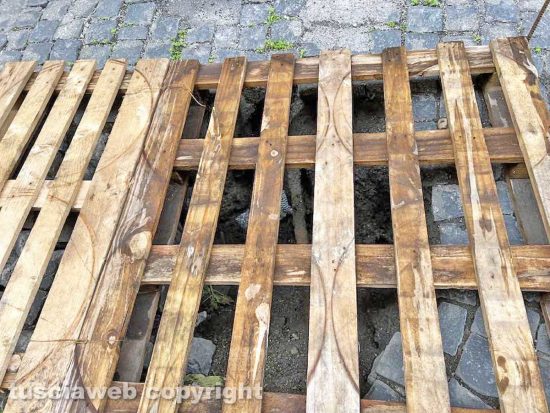 Viterbo - La buca alle spalle delle transenne di via della Bontà