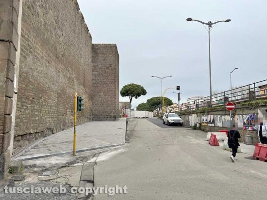 Viterbo - La passeggiata ecologica sotto le mura medievali