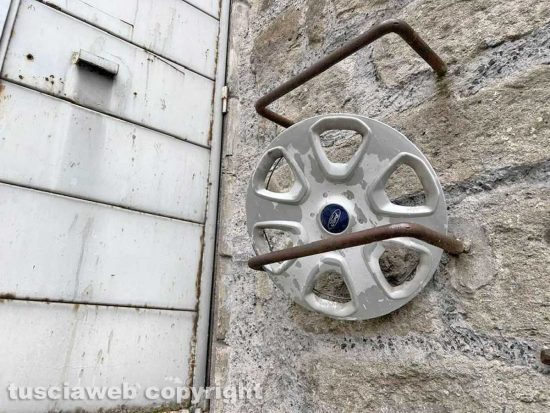 Viterbo - Il cerchione a ridosso del contatore lungo viale Raniero Capocci
