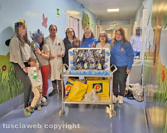 Viterbo - La donazione delle uova di Pasqua all’ospedale Belcolle