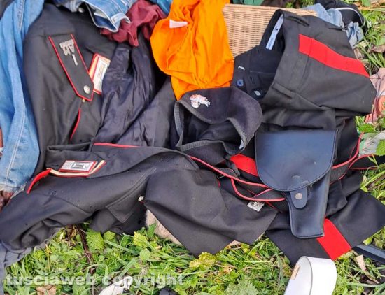 Viterbo - Via Lago di Garda - Divisa dei carabinieri trovata a terra