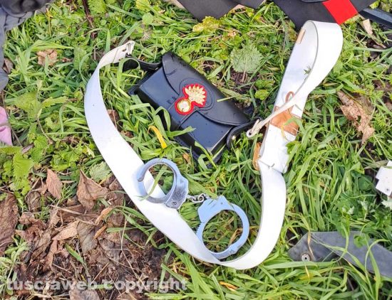 Viterbo - Via Lago di Garda - Divisa dei carabinieri trovata a terra