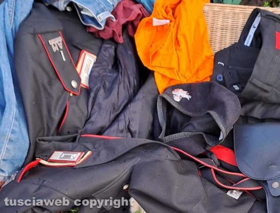 Viterbo - Via Lago di Garda - Divisa dei carabinieri trovata a terra