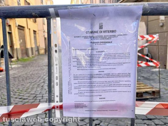 Viterbo - L’ordinanza appesa alle transenne in via della Bontà