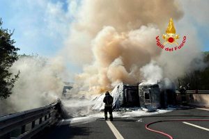 Tir in fiamme sull'A1, strada chiusa e 11 km di coda