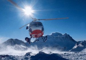 Un elicottero in volo sul Petit Combin