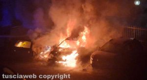 Viterbo - Macchine in fiamme in via Latino Latini