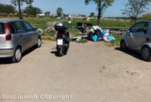Piscine Carletti - Degrado con cestini dei rifiuti pieni