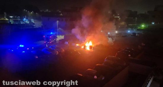 Viterbo - Macchine in fiamme in via Latino Latini