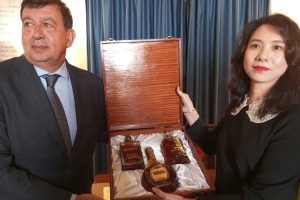 Tarquinia - La sottoscrizione dell'accordo tra la distilleria Numa e l'importatore Kelly Cai