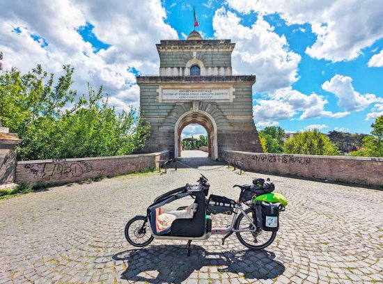 La labrador Erin in viaggio da Aosta a Roma in bici con il suo padrone Nicola Inversi