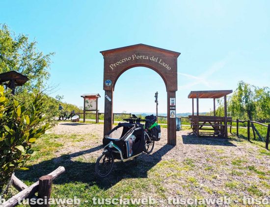 Proceno - La labrador Erin in viaggio da Aosta a Roma in bici con il suo padrone Nicola Inversi