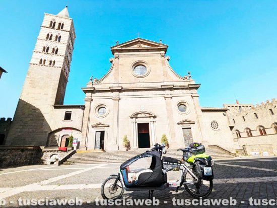 Viterbo - La labrador Erin in viaggio da Aosta a Roma in bici con il suo padrone Nicola Inversi
