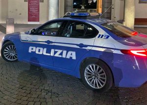 Una pattuglia della polizia di notte