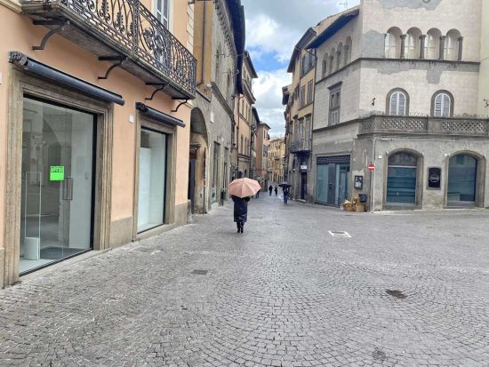 Viterbo - Piazza delle Erbe-Corso Italia - La foto pubblicata da Andrea Vannini
