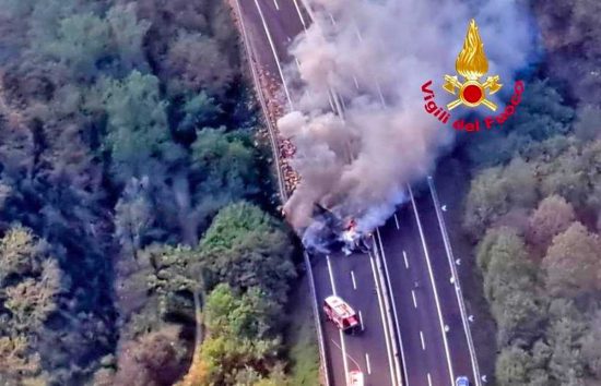 Tir in fiamme sull'A1, strada chiusa e 11 km di coda