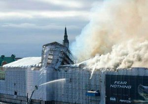 Fiamme alla vecchia Borsa di Copenaghen, crollata la celebre guglia