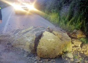 Civita Castellana - Crolla un masso di roccia, interrotta temporaneamente la Strada Provinciale Sp 76