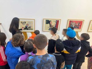 Gli studenti dell'Iiss Cardarelli guide della mostra di illustrazioni di PAGINEaCOLORI