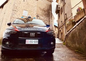 Fara Sabina - Colpita alla testa dal compagno, approfitta del suo momentaneo allontanamento e chiama il 112