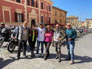 Tarquinia - Turisti in moto in piazza Matteotti