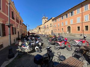 Tarquinia - Turisti in moto in piazza Matteotti