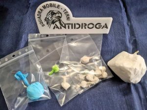 Terni - Sorpresa nel suo bar mentre cercava di disfarsi di alcuni involucri di cocaina, arrestata