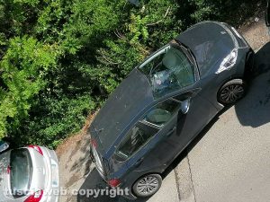 Viterbo - Via Luigi Rossi Danielli - Erba alta e auto costrette a parcheggiare male