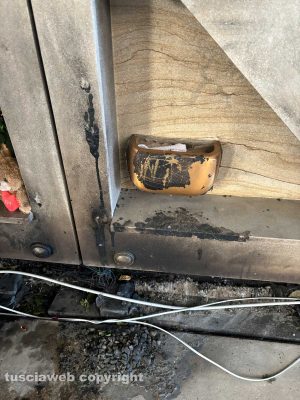 Viterbo - Cimitero San Lazzaro - Lapidi distrutte e bruciate dopo l'incendio