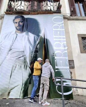 Ronciglione - Nuova gigantografia di Marco Megoni davanti al comune
