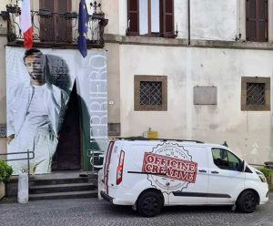 Ronciglione - Nuova gigantografia di Marco Mengoni davanti al comune