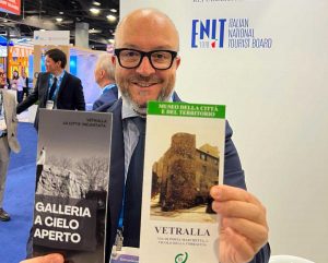 Mauro Rotelli con le brochure del comune di Vetralla