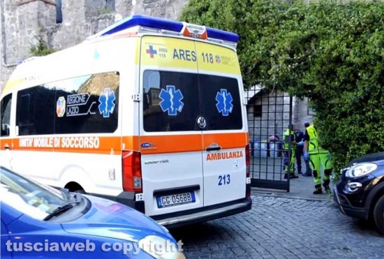 Viterbo - Ambulanza a piazza San Carluccio