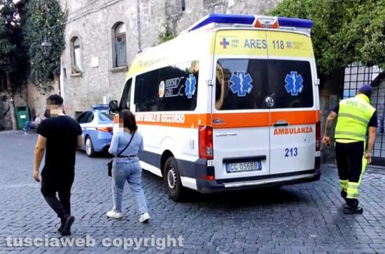 Viterbo - Ambulanza e polizia a piazza San Carluccio