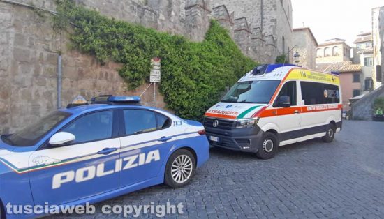 Viterbo - Ambulanza e polizia a piazza San Carluccio