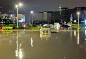 Dubai - Forti piogge torrenziali allagano la città