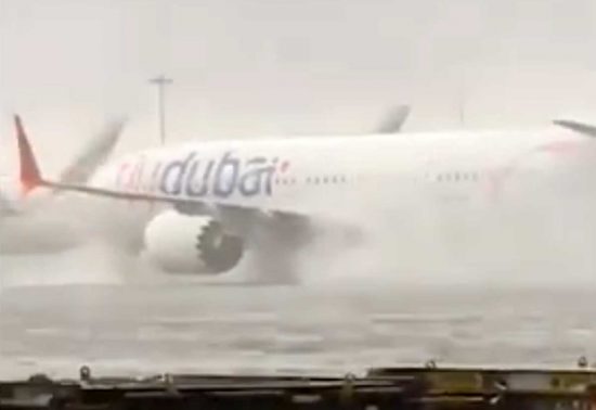 Dubai - Forti piogge torrenziali allagano l'aeroporto