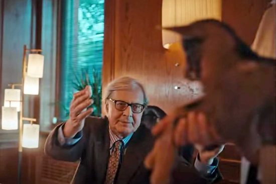 Vittorio Sgarbi nel video musicale di "Miu Miu"