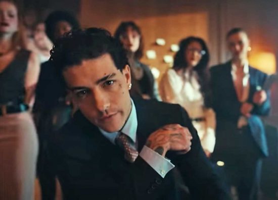 Tony Effe nel video musicale di "Miu Miu"